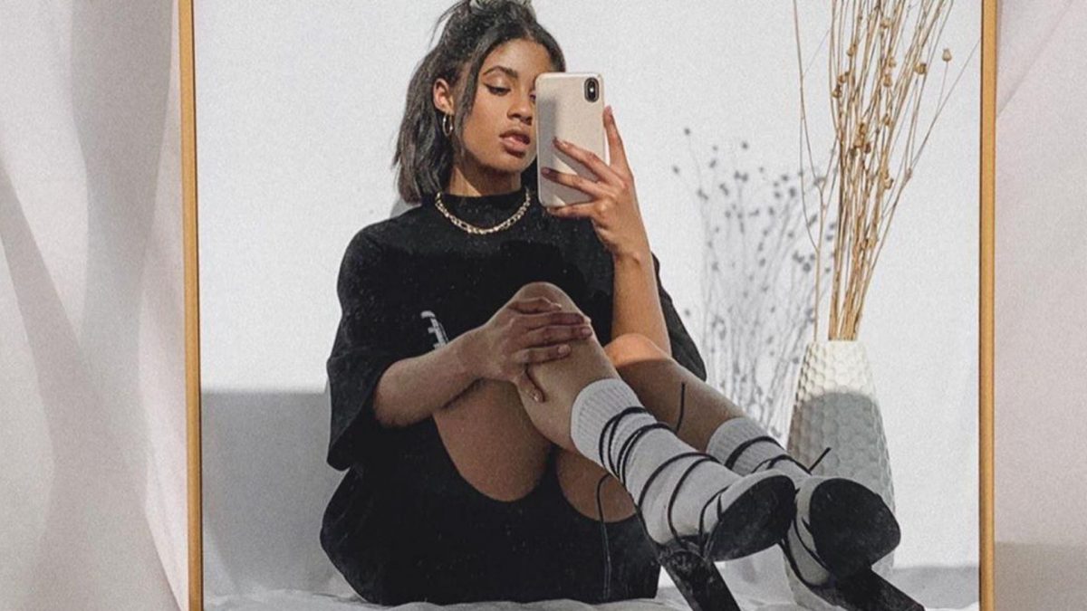 25 Mirror Selfie Poses and Tricks for Getting That Perfect Pic