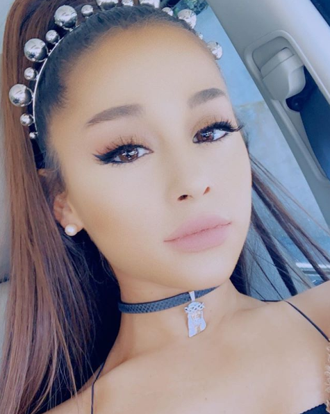 Ariana Grande Claps Back At A Fan Who Says She Doesn't Sing Live at Her ...