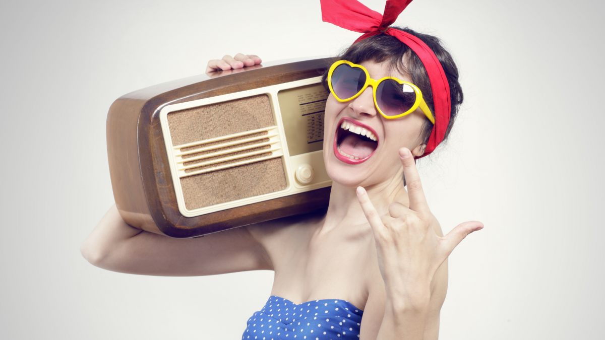 Слушать музыку без рекламы и разговоров. Человек с радиоприемником. Девушка с радиоприемником. Реклама радиоприемника. Реклама на радио.